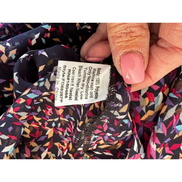 Fun2Fun Sheer 3/4 Sleeve Confetti Print Split Neck Blouse Stitchfix Size 1XL - Picture 4 of 9